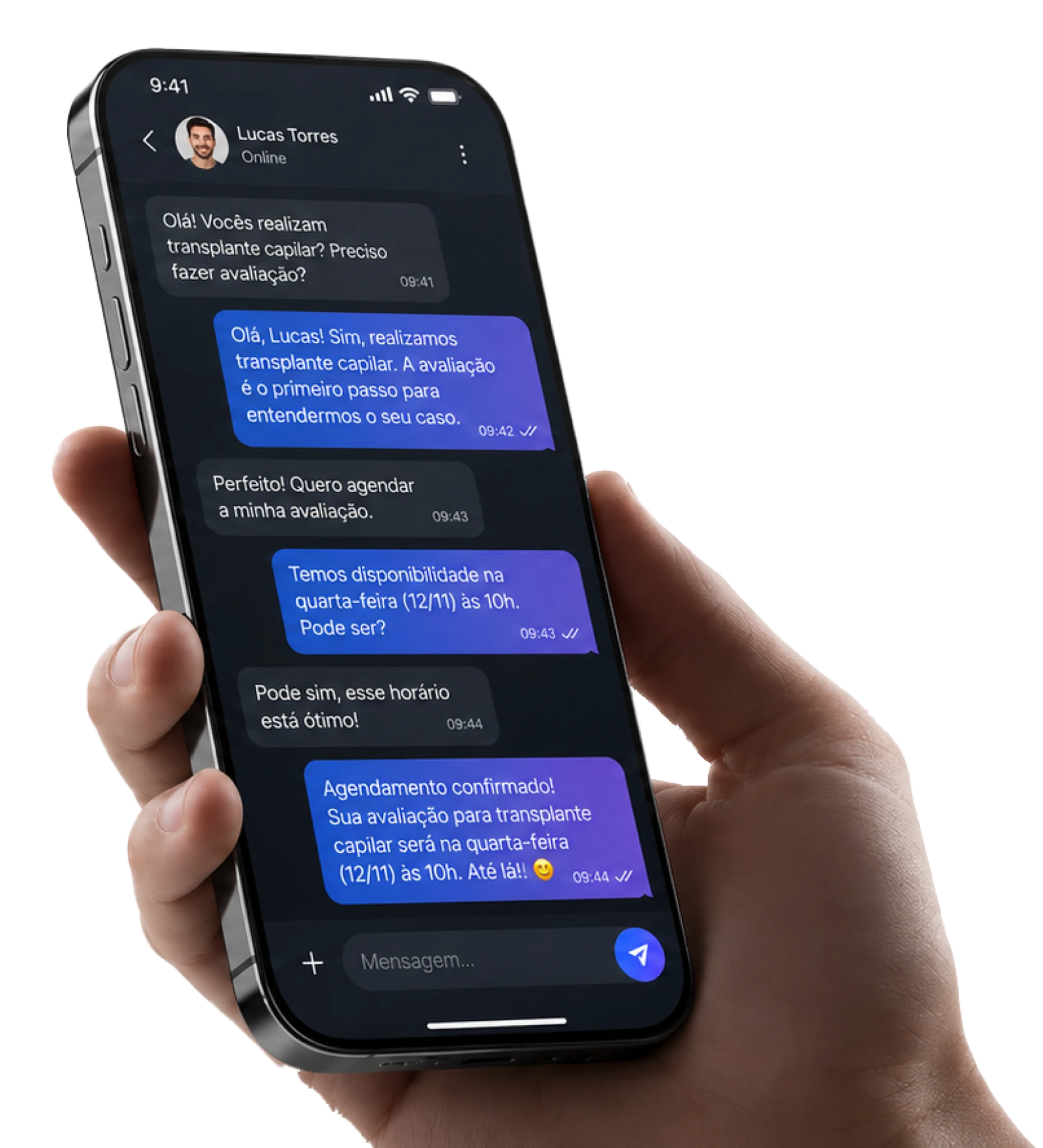Mão segurando um celular com uma conversa de WhatsApp em que o CheckApp agenda uma avaliação automaticamente